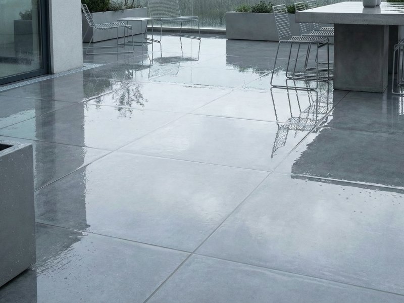 ปัญหากระเบื้องพื้นลื่นเมื่อเปียกฝน อันตรายต่อผู้สูงอายุ